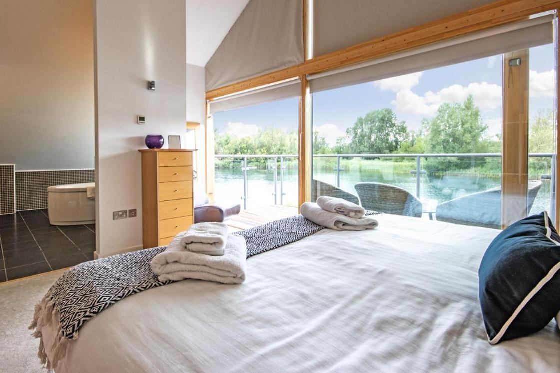 Waters Edge 04, Waterside Lodge P South Cerney Bagian luar foto